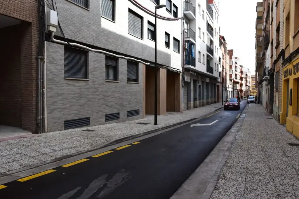 Detalle de las nuevas aceras de 1.100 m² pavimentadas con baldosa de árido machaqueo, priorizando el tránsito del peatón.