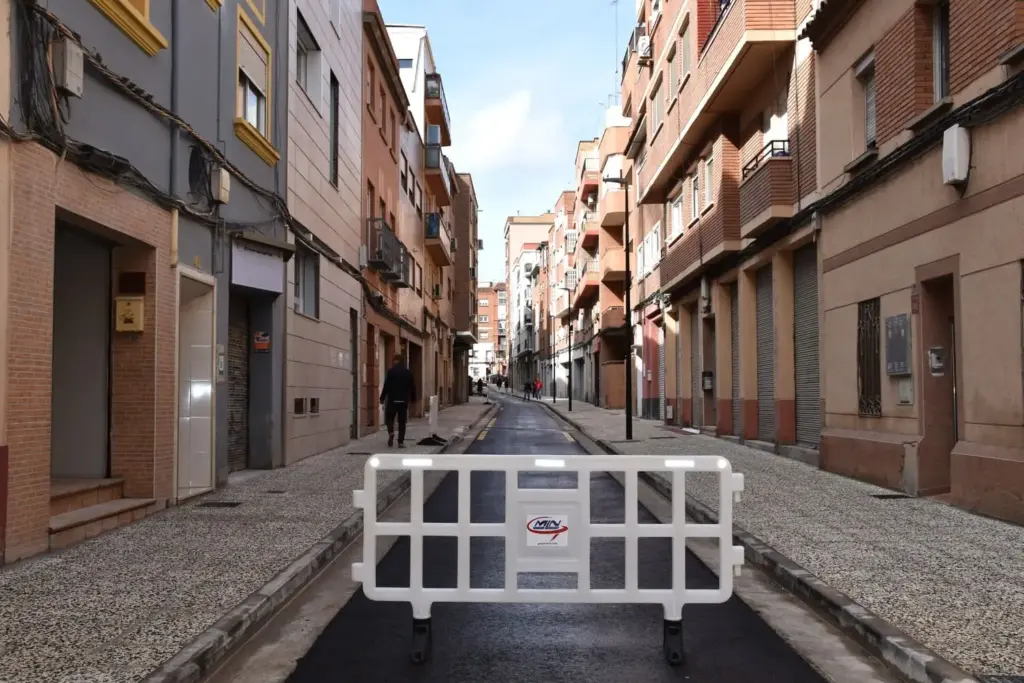 Comparativa visual que muestra la eliminación del aparcamiento para ganar espacio peatonal y mejorar la fisonomía urbana.