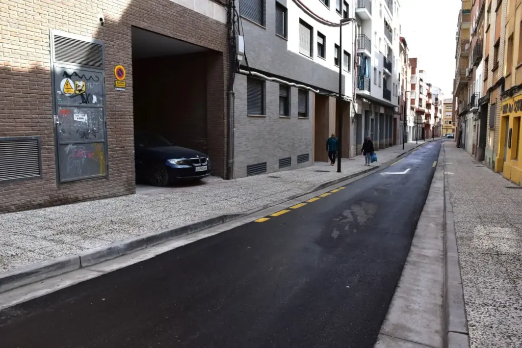 Nuevos puntos de luz instalados por COPHA que mejoran la seguridad nocturna y la eficiencia energética de la vía.