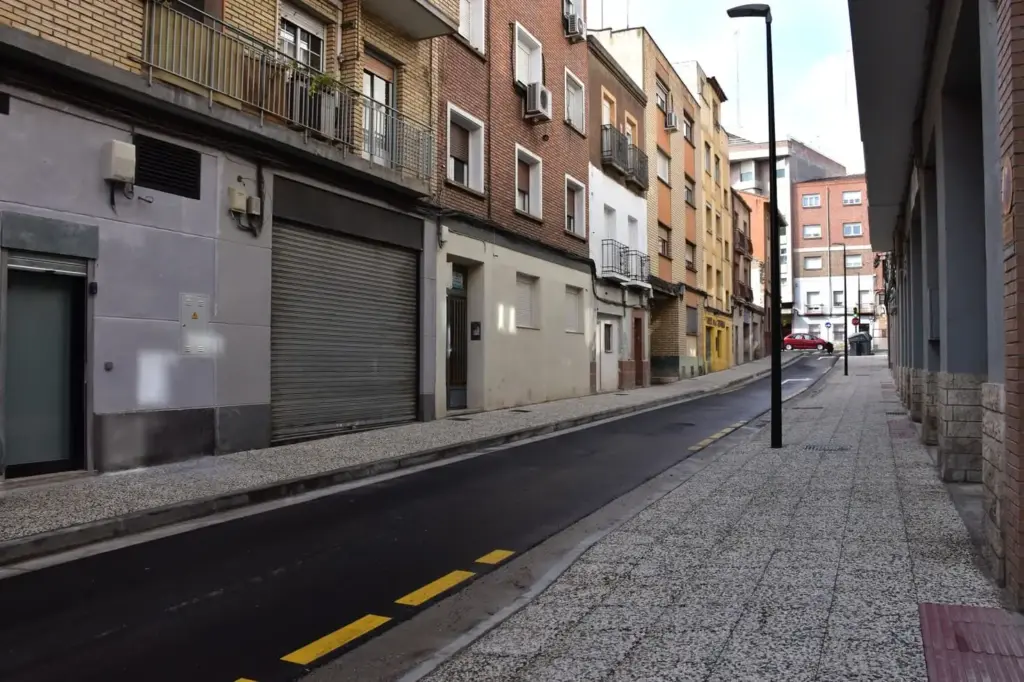 Operarios trabajando en la nueva red de agua mallada y saneamiento bajo la calle Gil Morlanes para mejorar el servicio.