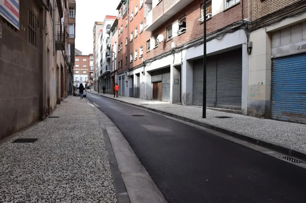 Vista general de la calle Gil Morlanes tras la reforma integral realizada por COPHA, mostrando la nueva calzada y aceras.