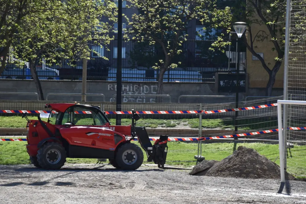 Excavadoras de la empresa COPHA trabajando en el movimiento de tierras en el Parque Tío Jorge.
