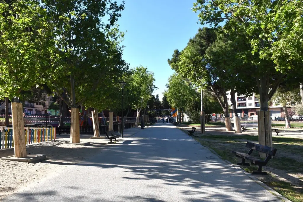Paseo principal del bulevar del Parque Tío Jorge en Zaragoza.