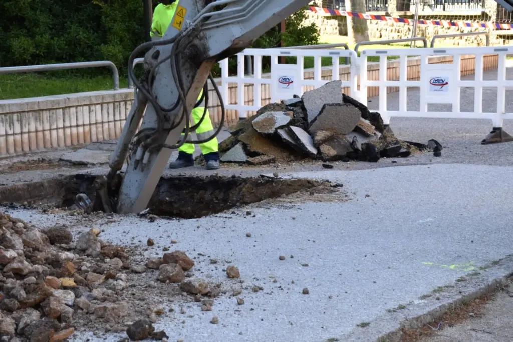 Trabajos de saneamiento y reconducción del colector en el Parque Tío Jorge.