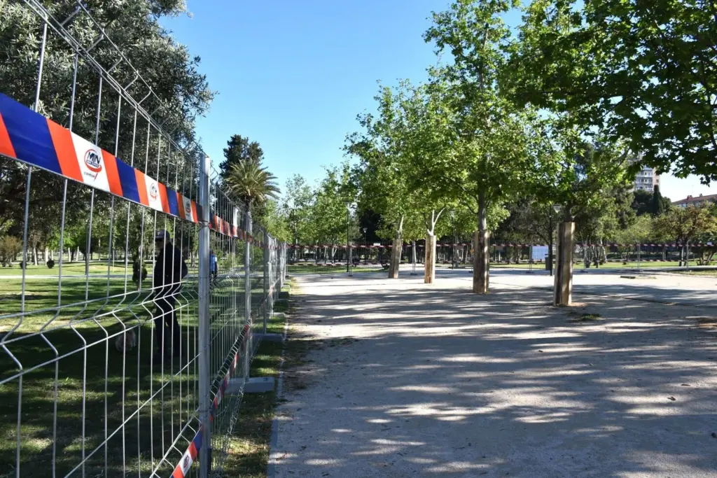 Inicio de los trabajos de saneamiento en el acceso de Plaza San Gregorio del Parque Tío Jorge.