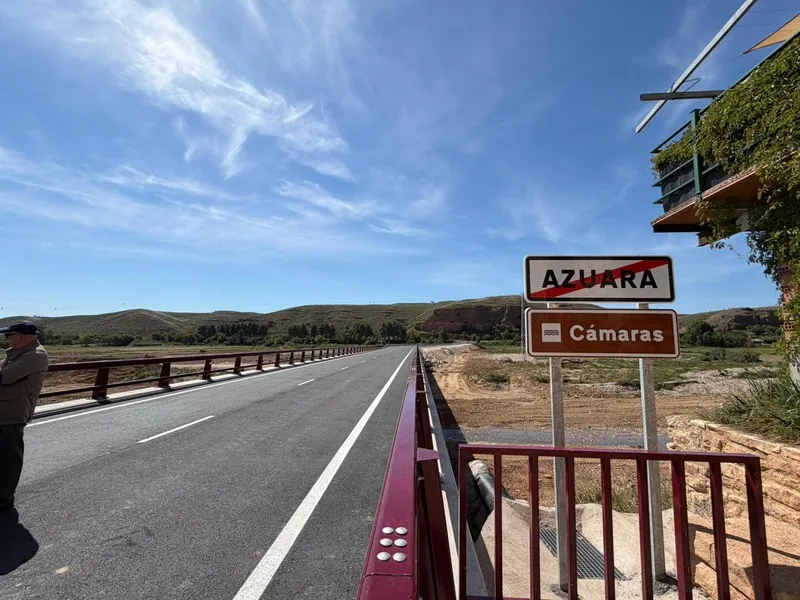 Perspectiva del puente de la A-2306 donde se aprecian los tres pilotes centrales y las cinco vigas de doble T pretensadas que sostienen el tablero.