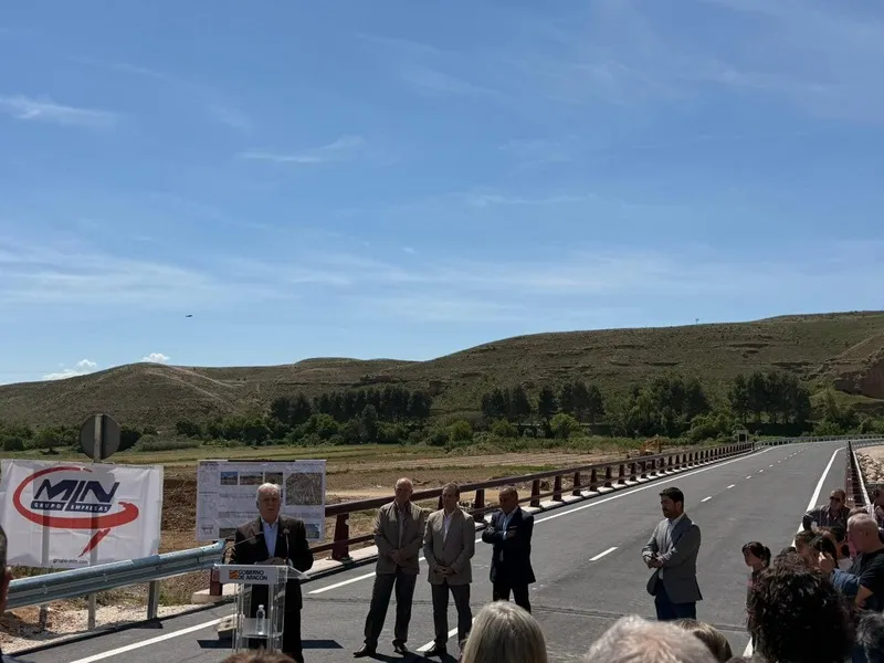 El consejero Octavio López junto a las autoridades locales durante el acto de inauguración del nuevo puente de la carretera A-2306 entre Azuara y Moyuela.