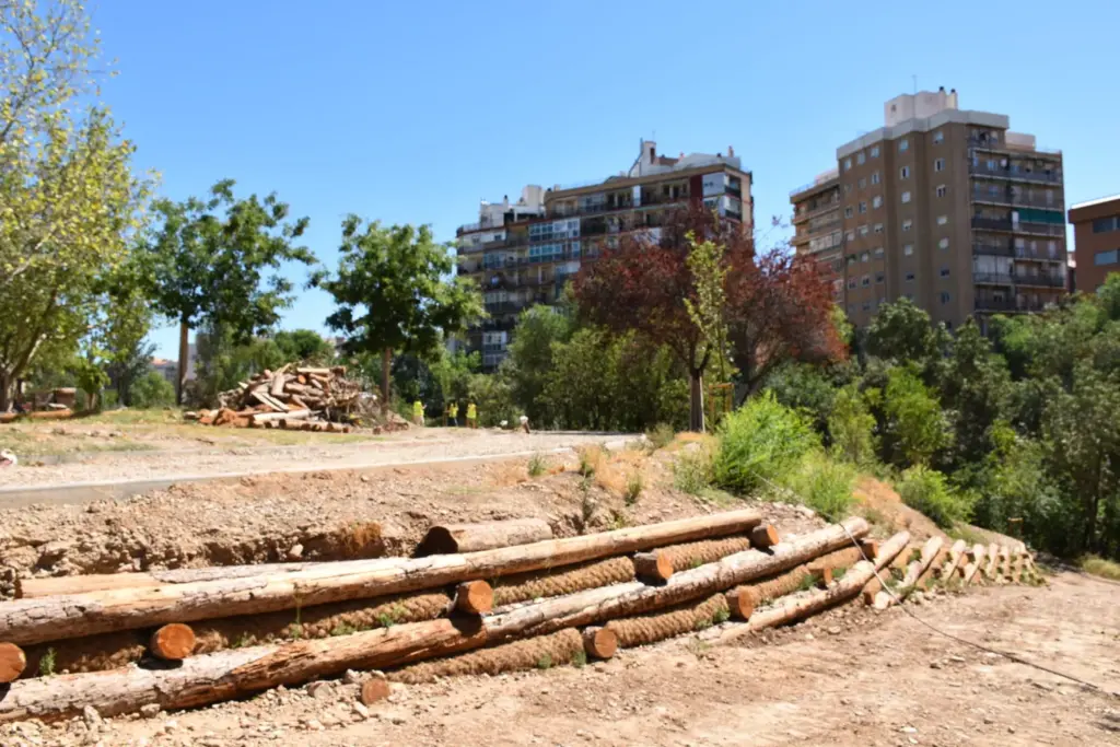 Nuevas rampas y accesos peatonales adaptados para mejorar la accesibilidad urbana al río Huerva.