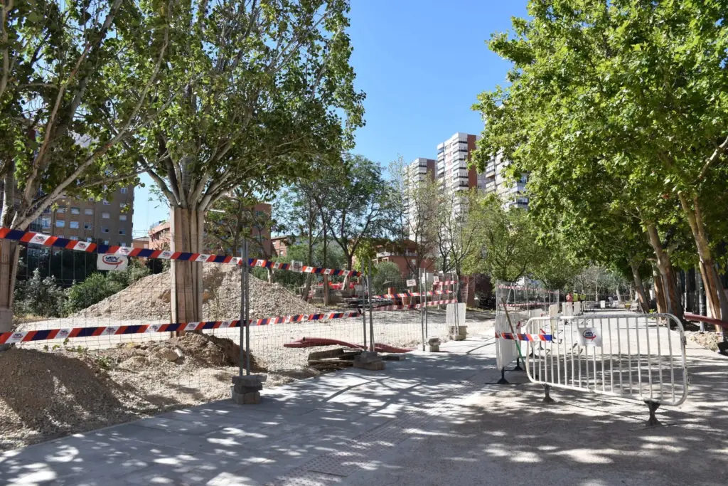 Detalle de la ejecución de infraestructuras hidráulicas y ambientales respetuosas con el entorno fluvial.