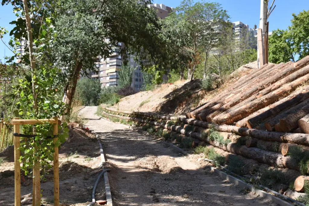 Detalle de la integración paisajística y el nuevo mobiliario urbano sostenible junto al cauce urbano.