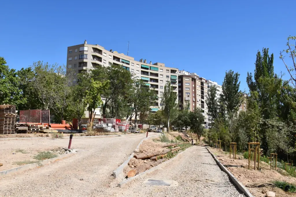 Vista general de las obras de recuperación ambiental y urbanística en el entorno del río Huerva.